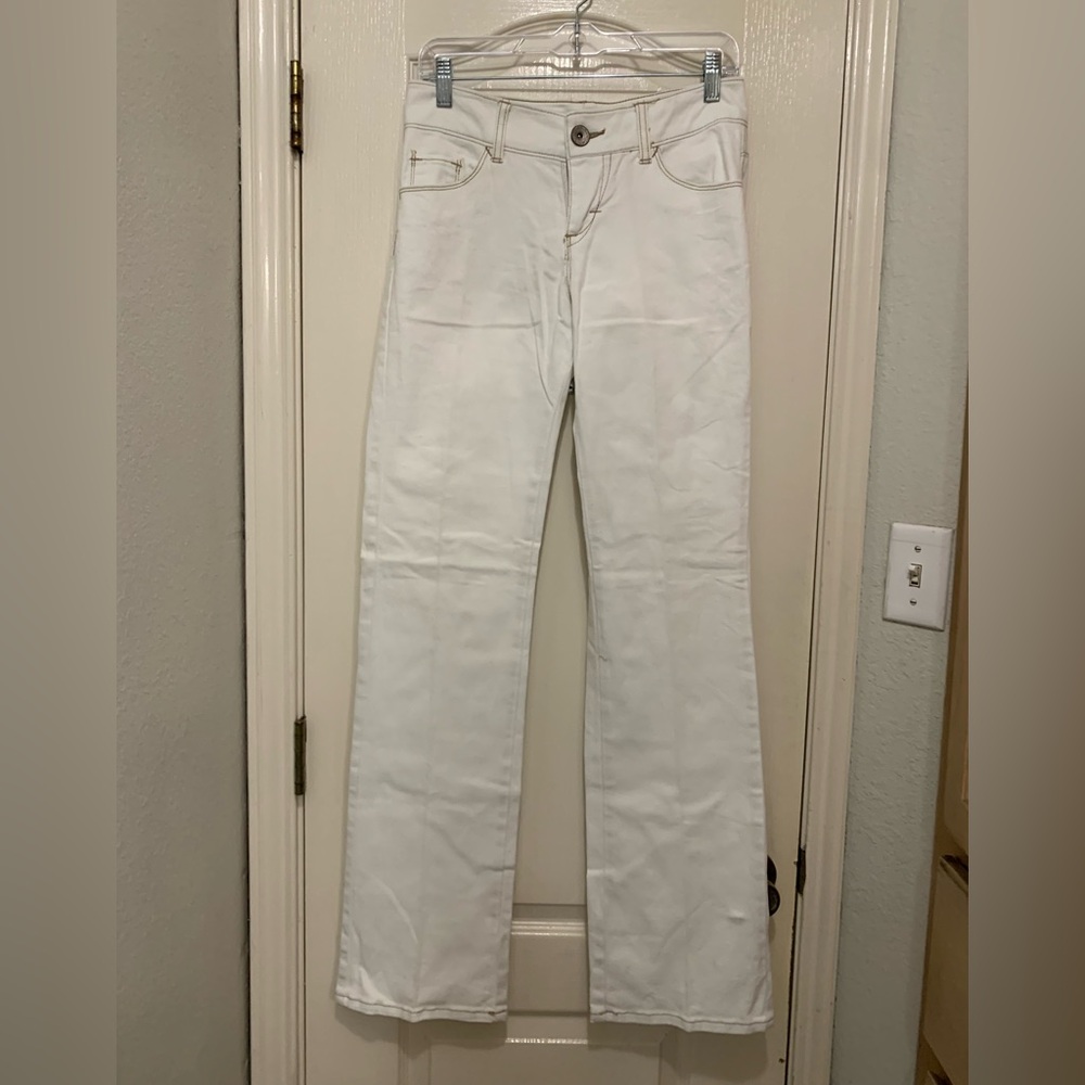 Lee’s Size 4 Medium One True Fit Lower on the Waist White Jeans